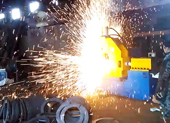 安嘉法蘭閃光對焊機(jī)華陽重工機(jī)械現(xiàn)場案例